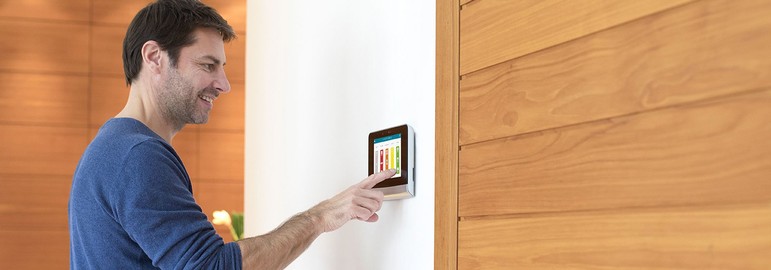 somfy-man-using-video-door-phine-in-a-home